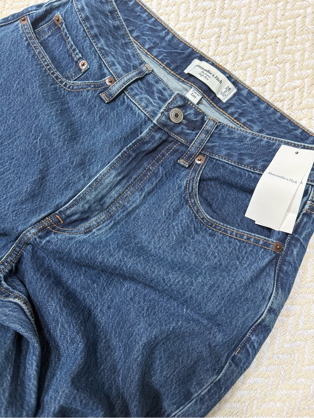 NWT- Abercrombie & Fitch Women's "Curve Love" High Rise Loose Jeans 26/2